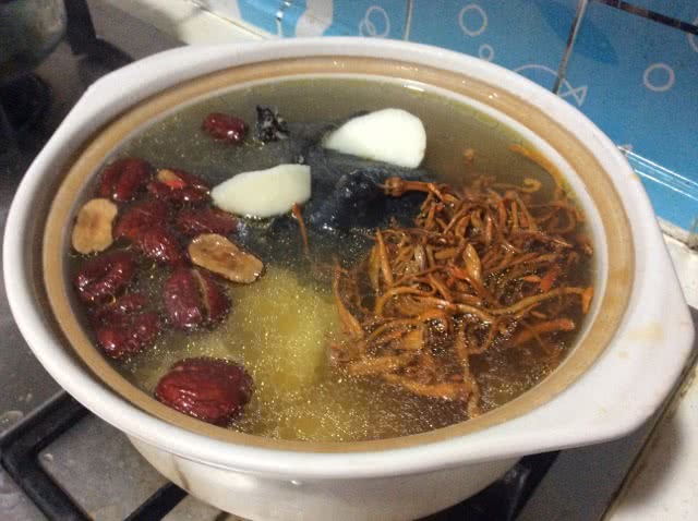 华体会体育hth官方网站_印尼西勒里火山喷发 一救援直升机坠毁8人死亡(图2) 华体会体育hth官方网站