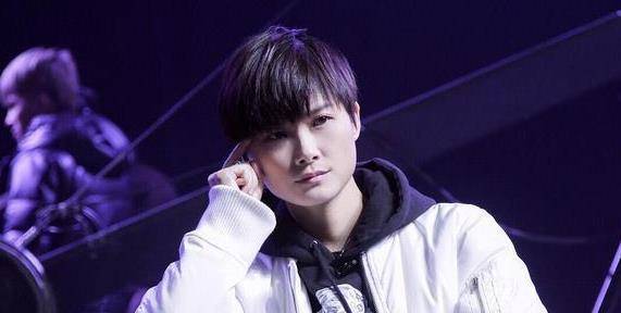 
2005年 李宇春拿下冠军 成选秀界鼻祖 现在怎么样？|hth官网入口(图2)